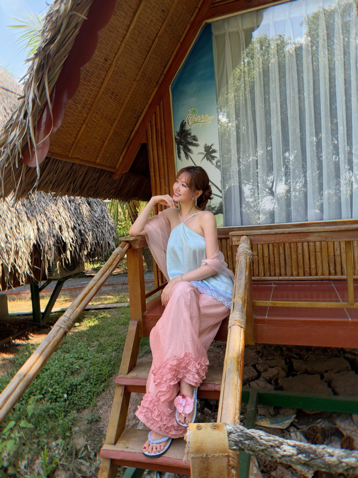 Hari Won chia sẻ hình ảnh rạng rỡ cùng dòng trạng thái: "Gái miền Tây dễ thương vô cùng". Bài đăng nhanh chóng thu hút sự tương tác của người hâm mộ (Ảnh: FBNV).