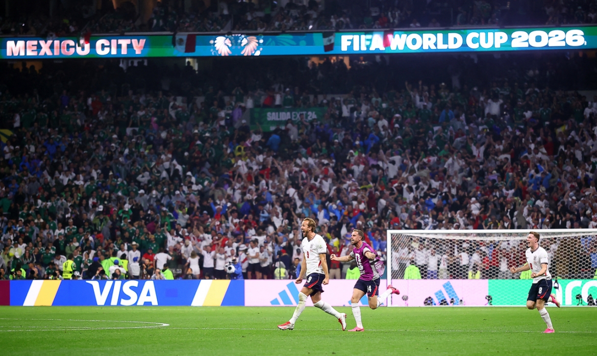 Jordan Henderson (áo bib tím) ăn mừng chiến thắng cùng các đồng đội khi ĐT Anh vào tứ kết World Cup 2026 (Ảnh: Reuters)