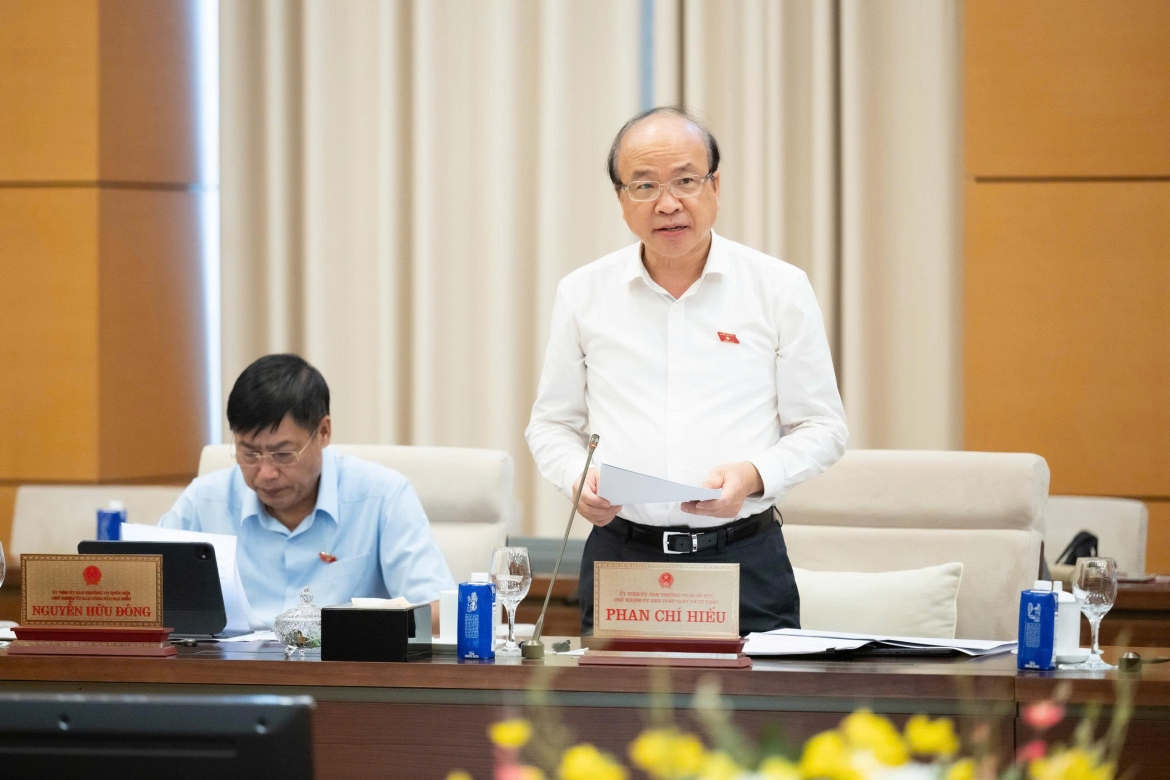 Chủ nhiệm Ủy ban Pháp luật và Tư pháp Phan Chí Hiếu trình báo báo cáo tóm tắt thẩm tra sơ bộ. Ảnh: Quốc hội