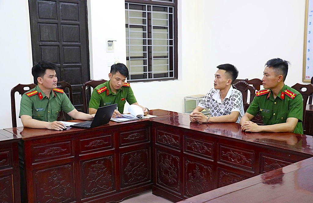 Cơ quan Công an làm việc với đối tượng Nguyễn Đình Hiếu. (Ảnh: Công an Nghệ An)