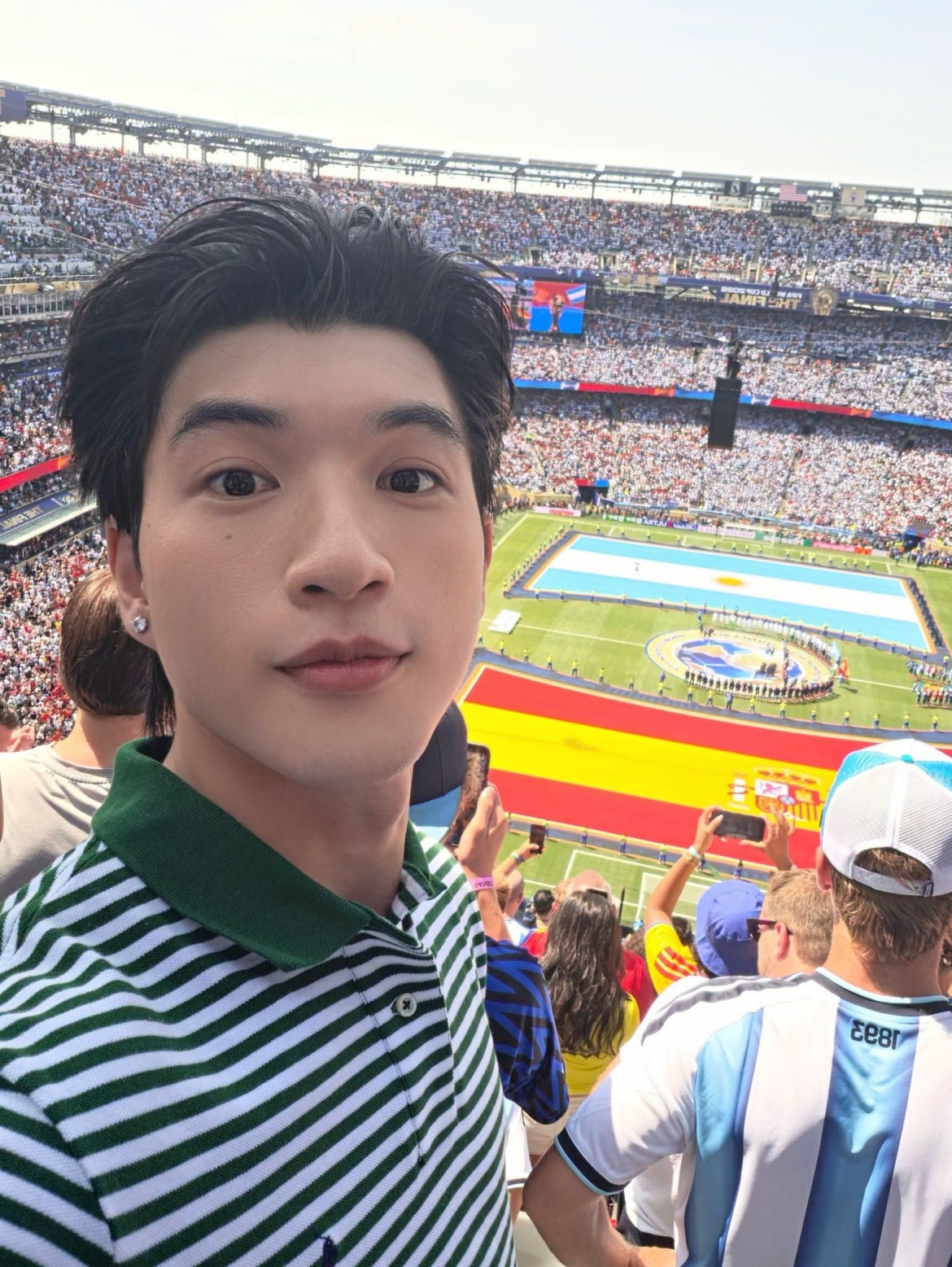 HIEUTHUHAI đăng loạt ảnh theo dõi trận chung kết World Cup với phong cách cực "cool".