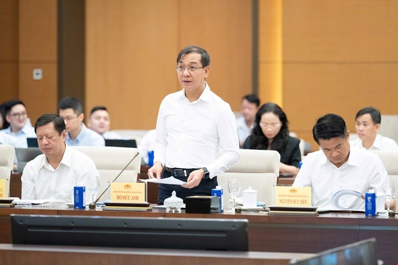 Phó Viện trưởng Viện kiểm sát nhân dân tối cao Hồ Đức Anh trình bày tờ trình tóm tắt. Ảnh: Quốc hội