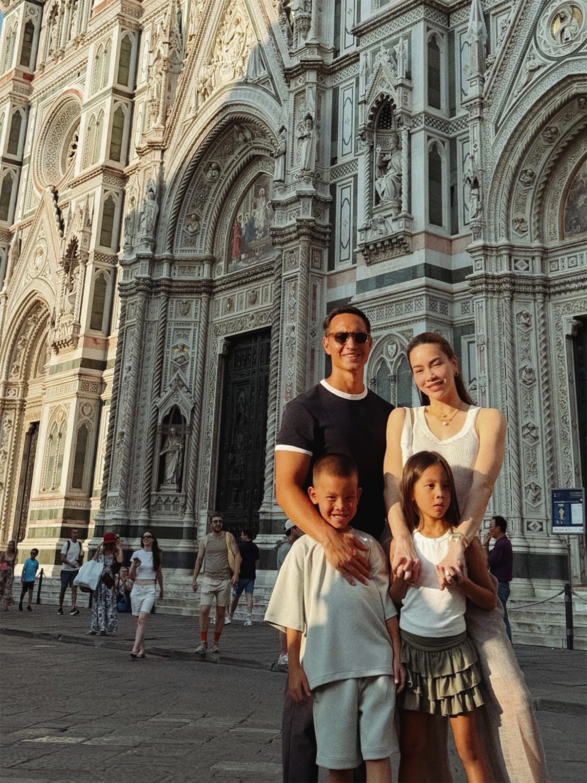Gia đình Hồ Ngọc Hà đến thăm những công trình kiến trúc nổi tiếng ở Florence, Italy trong kỳ nghỉ hè.