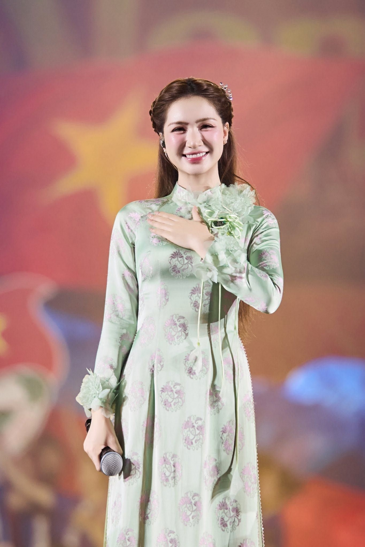 Hòa Minzy kêu gọi người hâm mộ chung tay ủng hộ đồng bào Lai Châu chịu ảnh hưởng bởi mưa lũ, gửi lời động viên và mong mọi người cùng sẻ chia với bà con vùng thiên tai.