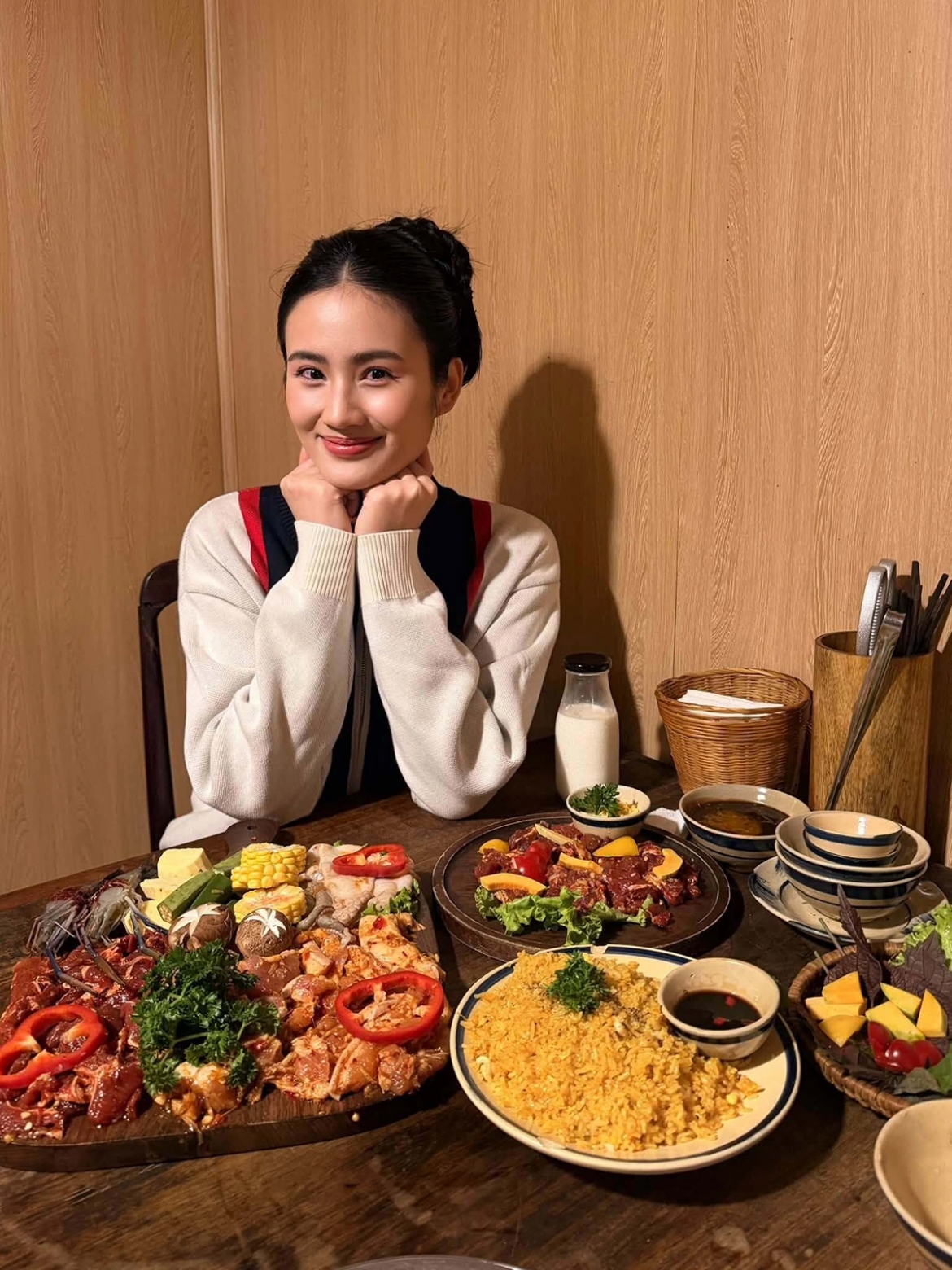 Hoa hậu Ý Nhi hào hứng thưởng thức đồ nướng tại Đà Lạt.
