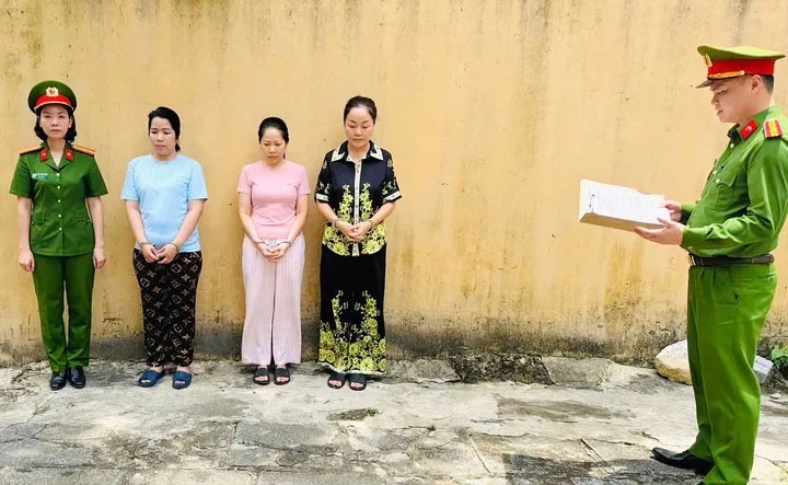 Hoàng Thị Thanh Nga mặc áo màu đen hoa vàng (chủ tiệm vàng Ngọc Châu Âu). (Ảnh: Công an Thanh Hóa)