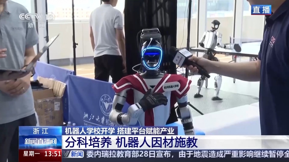 Học viên robot đồng hành. Ảnh: CCTV