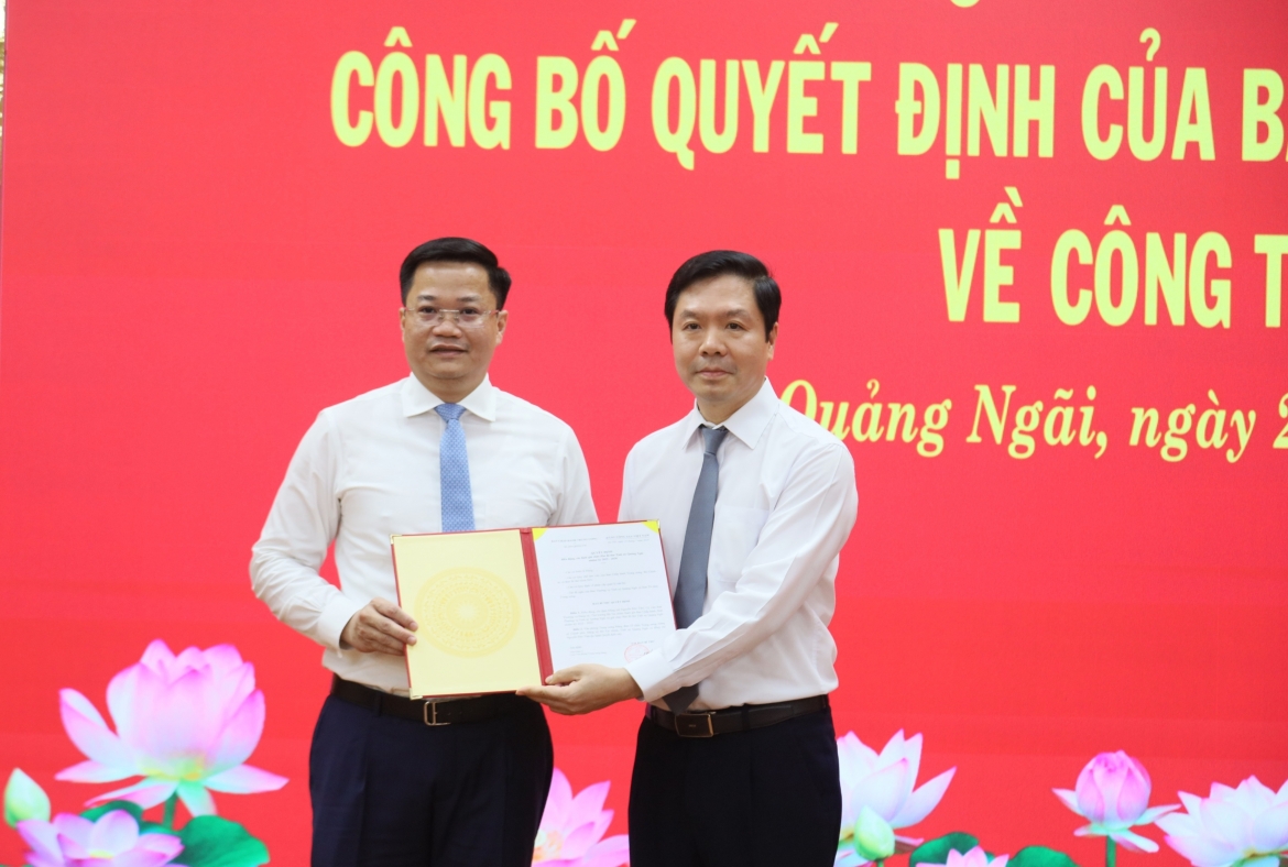 Ông Trịnh Mạnh Linh, Phó Trưởng Ban Tổ chức Trung ương (bên phải) trao quyết định của Ban Bí thư Trung ương Đảng cho ông Nguyễn Đức Tâm.