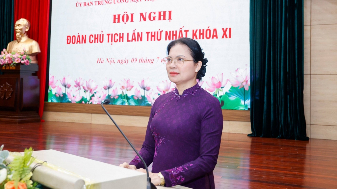 Bà Hà Thị Nga, Phó Chủ tịch - Tổng Thư ký Ủy ban Trung ương MTTQ Việt Nam trình bày tờ trình tại hội nghị. Ảnh: Quang Vinh