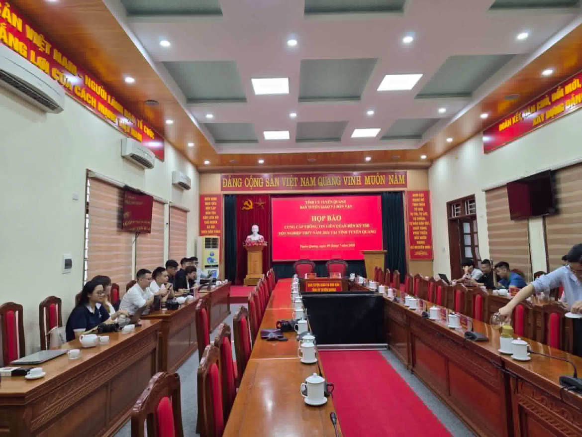 Nhiều phóng viên đã có mặt tại hội trường họp báo do Ban Tuyên giáo và Dân vận Tỉnh ủy Tuyên Quang tổ chức, liên quan đến kỳ thi tốt nghiệp THPT 2026 tại Tuyên Quang.