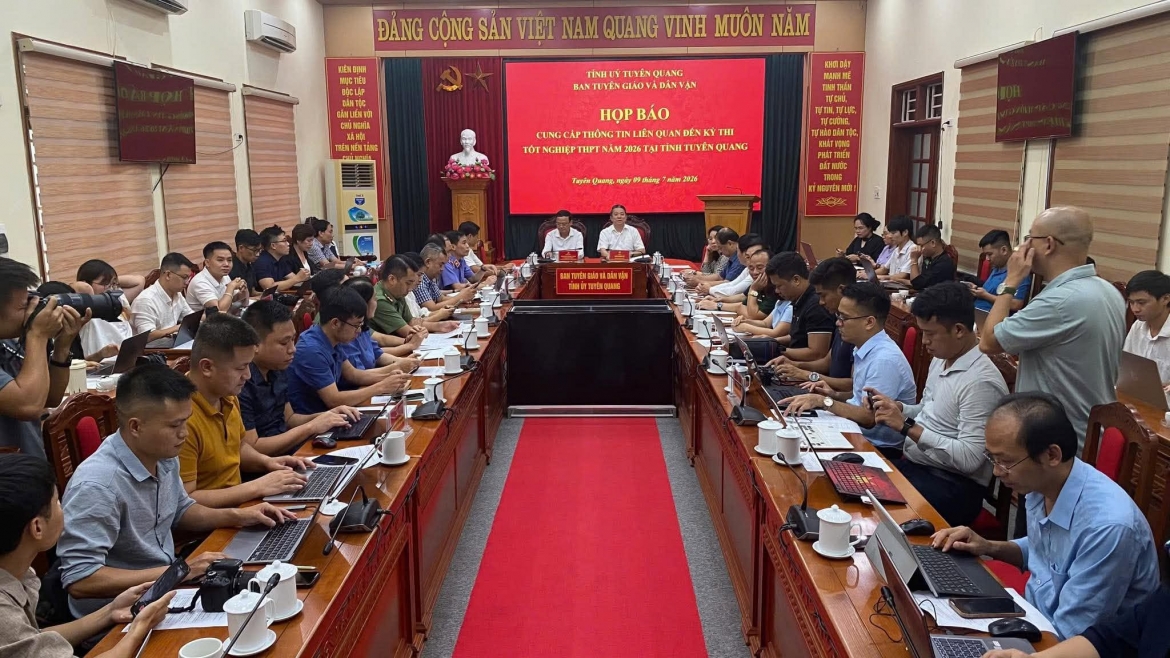 Trưởng Ban Tuyên giáo và Dân vận Tỉnh ủy Tuyên Quang Trần Mạnh Lợi và Phó Chủ tịch thường trực UBND tỉnh Tuyên Quang Nguyễn Mạnh Tuấn chủ trì buổi họp báo. Ảnh: Trọng Khánh/VOV2