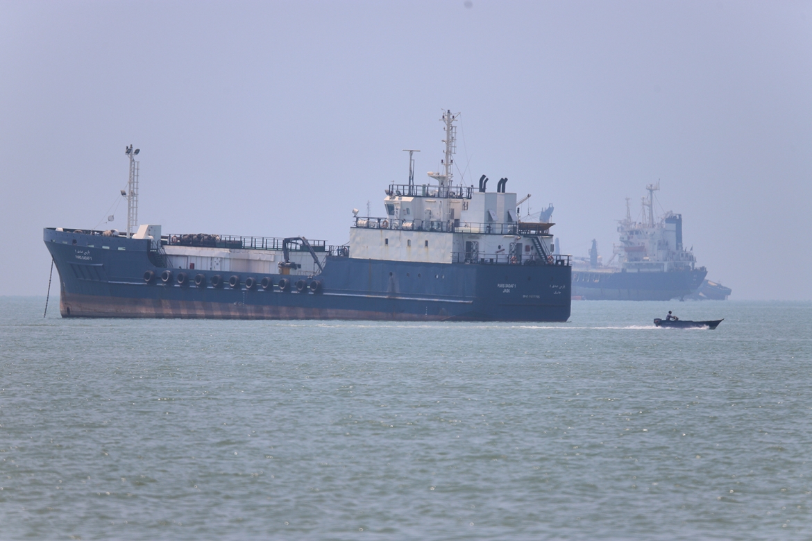 Một xuồng máy nhỏ di chuyển qua các tàu neo đậu ở eo biển Hormuz ngoài khơi thành phố Bandar Abbas, Iran, ngày 17/6/2026. Ảnh: ISNA/AP
