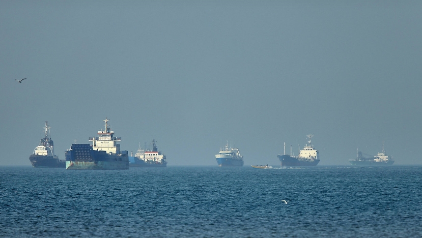 Tàu qua eo biển Hormuz. Ảnh: AP