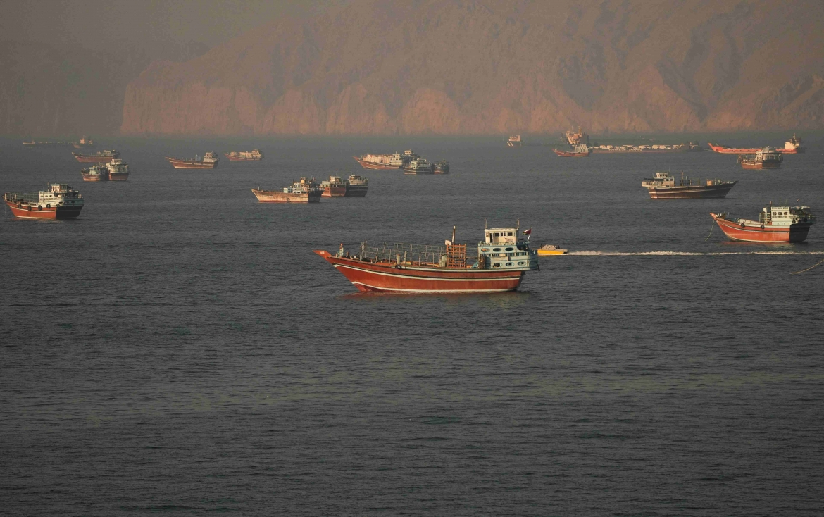 Tàu bè đi lại qua eo biển Hormuz sẽ phải tuân thủ những luật lệ mới sau cuộc xung đột Mỹ Iran (Ảnh: Reuters)