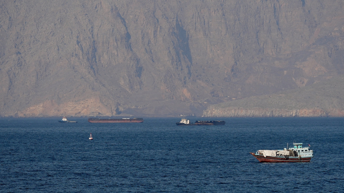 Tàu thuyền ở eo biển Hormuz. Ảnh: Reuters