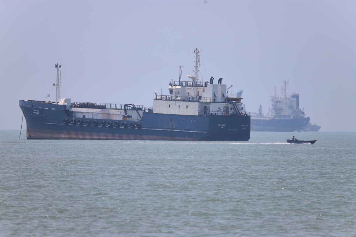 Một xuồng máy nhỏ di chuyển qua các tàu neo đậu ở eo biển Hormuz ngoài khơi thành phố Bandar Abbas, Iran, ngày 17/6/2026. Ảnh: ISNA/AP