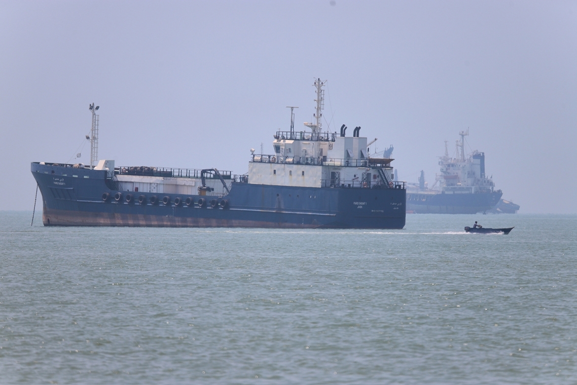 Một xuồng máy nhỏ di chuyển qua các tàu neo đậu ở eo biển Hormuz ngoài khơi thành phố Bandar Abbas, Iran, ngày 17/6/2026. Ảnh: ISNA/AP.