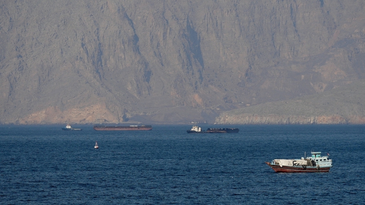 Các tàu biển tại eo biển Hormuz. Nguồn: Reuters