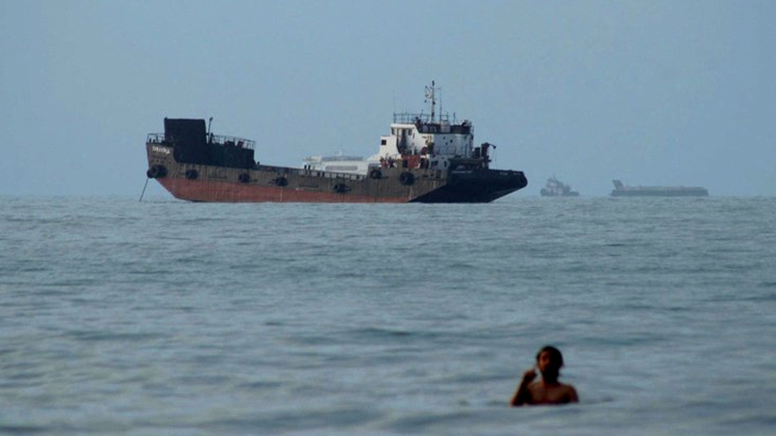 Tàu thuyền neo đậu tại eo biển Hormuz, gần khu vực Bandar Abbas, Iran ngày 27/7 - Ảnh: Reuters