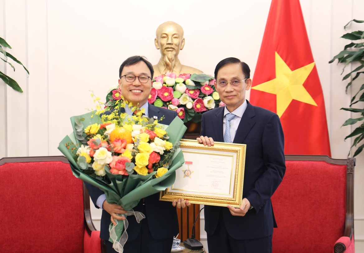 Bộ trưởng Ngoại giao Lê Hoài Trung tiếp Đại sứ Hàn Quốc tại Việt Nam chào từ biệt