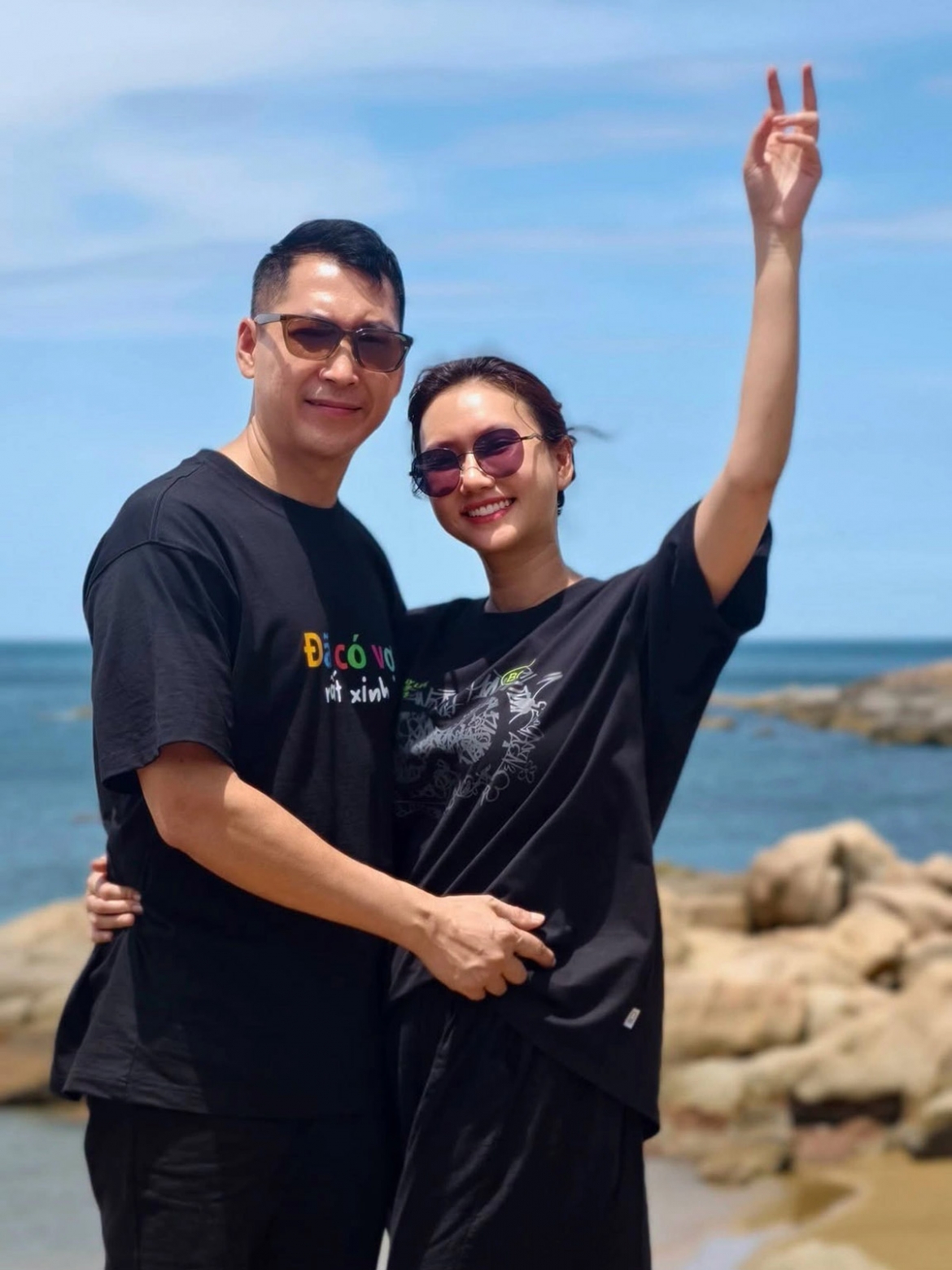 Diễn viên Hương Giang đăng ảnh ngọt ngào bên ông xã và viết: "Hồi 20 tuổi, tôi muốn cuộc đời thật rực rỡ. Sau 35 tuổi, chỉ mong nội tâm đủ bình yên, ung dung sống cuộc đời vừa vặn với chính mình".