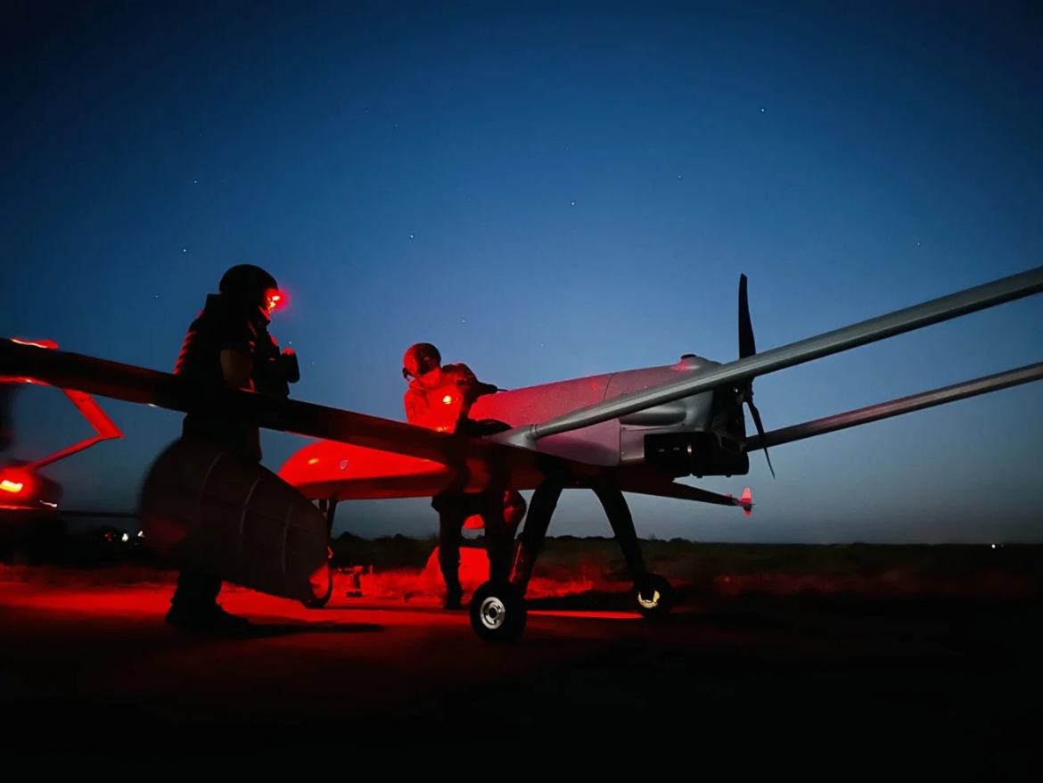 Binh sĩ Ukraine chuẩn bị cho một UAV An-196 Liutyi đi làm nhiệm vụ. (Ảnh: CNN)
