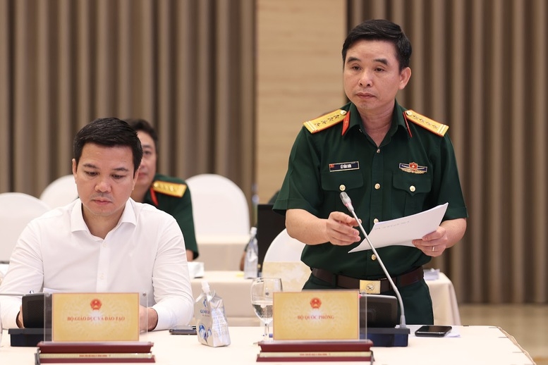 Đại tá Lê Văn Sơn, Phó Cục trưởng Cục Chính sách xã hội (Bộ Quốc phòng) thông tin tại họp báo. Ảnh: VGP/Nhật Bắc