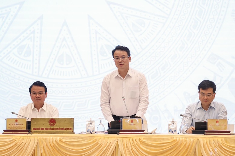 Thứ trưởng Bộ Tài chính Trần Quốc Phương thông tin tại họp báo. Ảnh: VGP/Nhật Bắc
