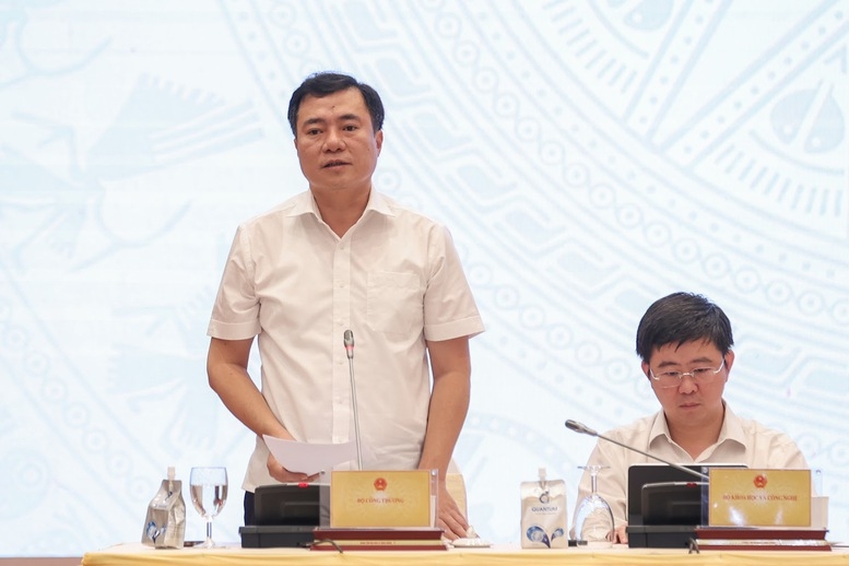 Thứ trưởng Bộ Công Thương Nguyễn Sinh Nhật Tân thông tin tại họp báo. Ảnh: VGP/Nhật Bắc