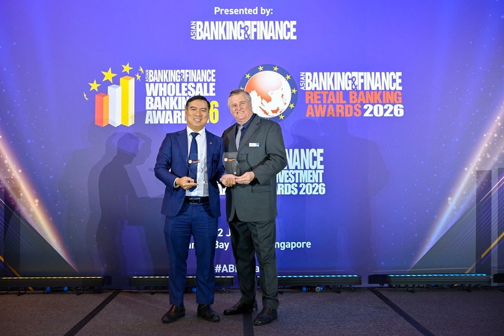 Ông Đàm Thế Thái - Phó Tổng Giám đốc HDBank - đại diện HDBank nhận giải “Ngân hàng Bán lẻ của năm” và giải “Ngân hàng SME của năm” vào ngày 2/7, tại Singapore 