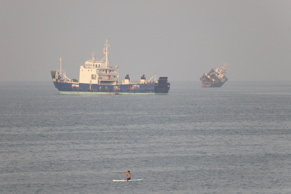 Các tàu đi ra eo biển Hormuz (Ảnh: Reuters)