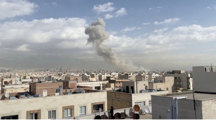 Khói bốc lên sau khi Israel và Mỹ tiến hành cuộc tấn công vào Iran. (Ảnh: Reuters)