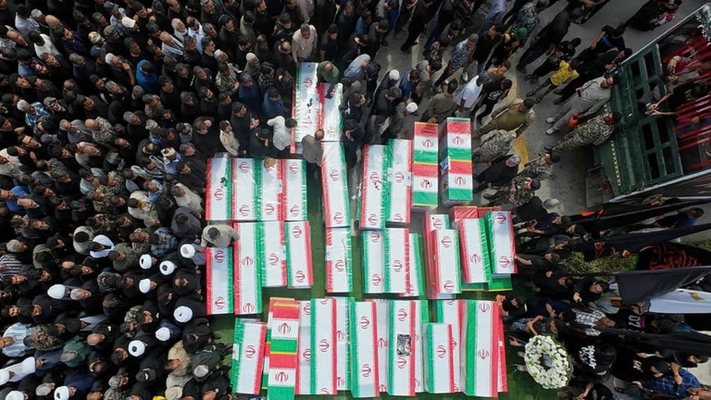 Đám tang của các nạn nhân trường nữ sinh Iran bị trúng tên lửa làm 175 người chết. Ảnh: AFP.