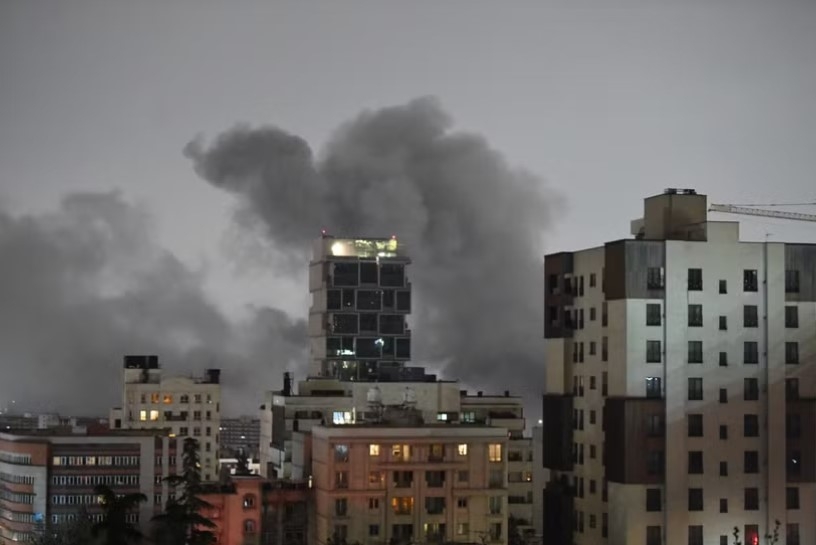 Khói bốc lên sau một vụ tấn công tại Tehran, Iran. (Ảnh: THX/TTXVN)