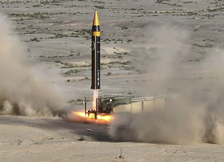 Iran phóng tên lửa đạn đạo. Ảnh: AP