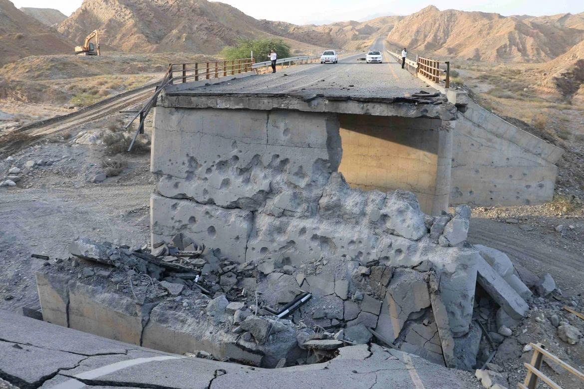 Một cây cầu tại tỉnh Hormozgan, miền Nam Iran đổ sập sau đòn tấn công của Mỹ ngày 18/7. Ảnh: AP