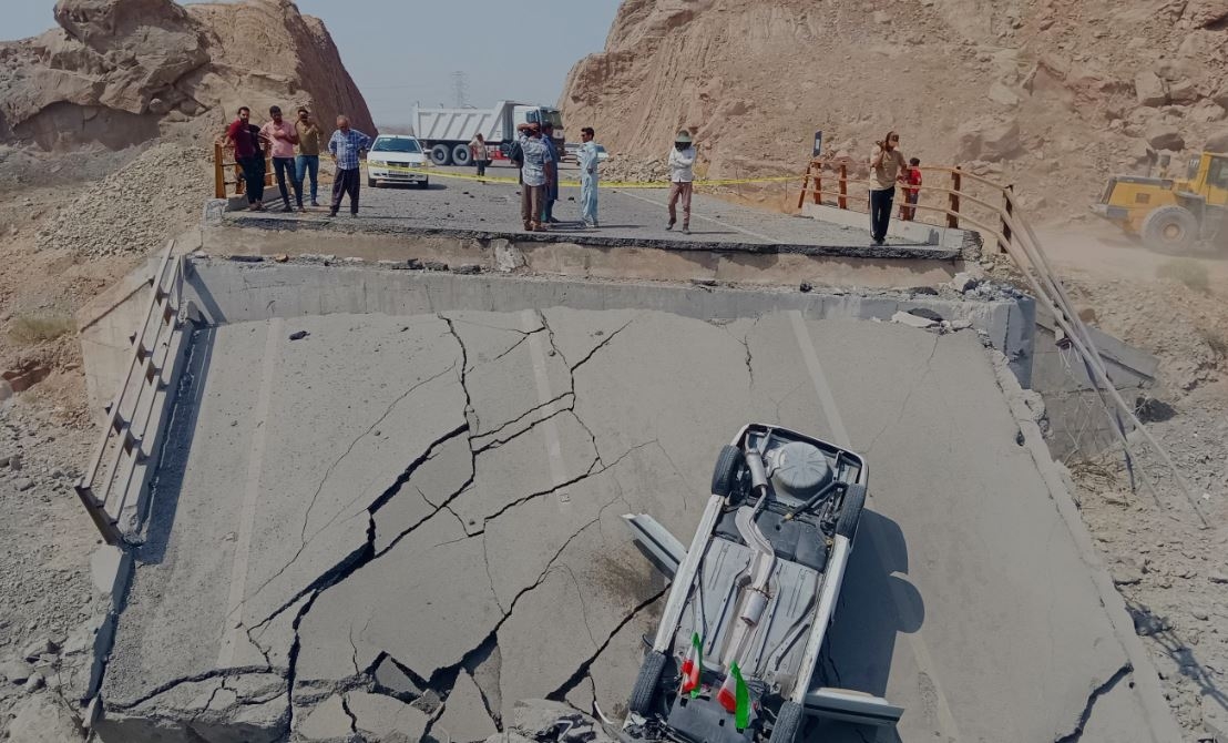 Một cây cầu bị phá hủy ở Iran. Ảnh: AP