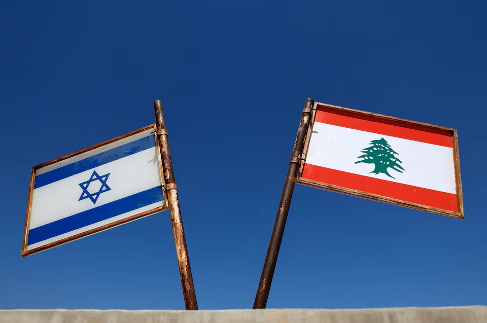 Hình ảnh cờ Israel và Lebanon tại một đài tưởng niệm gần biên giới Israel - Lebanon ngày 27/6, sau khi Israel và Lebanon ký kết một thỏa thuận khung sau các cuộc đàm phán do Mỹ làm trung gian. Ảnh: Reuters