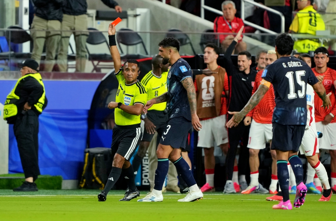 Trọng tài Ivan Barton rút thẻ đỏ cho Miguel Almiron của Paraguay vì hành vi che miệng khi tranh cãi với đối thủ. (Ảnh: Reuters)
