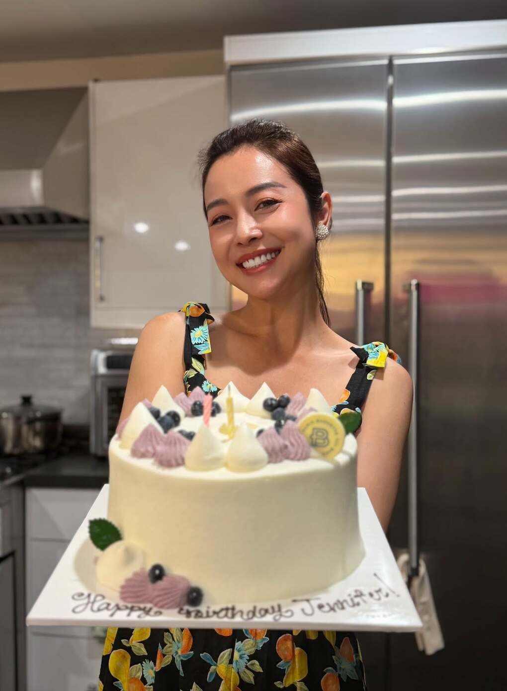 Hoa hậu Jennifer Phạm có sinh nhật đáng nhớ khi quây quần bên bạn bè và đại gia đình ở Mỹ. Jennifer Phạm đã sang Mỹ từ cuối tháng 5 để chuẩn bị cho con trai cả tốt nghiệp phổ thông và chuẩn bị vào đại học.