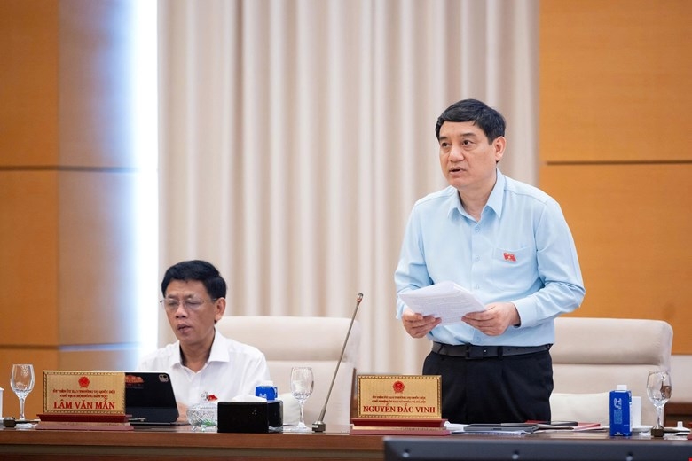 Chủ nhiệm Ủy ban Văn hóa và Xã hội Nguyễn Đắc Vinh phát biểu tại phiên họp
