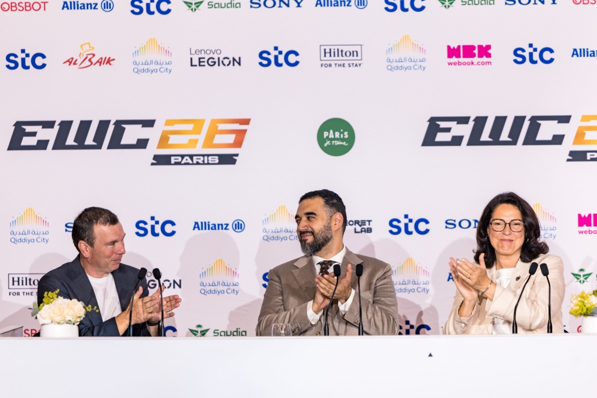 Hoàng tử Faisal bin Bandar bin Sultan (giữa), thành viên Hội đồng Quản trị của eSports Foundation tại buổi họp báo khai mạc eSports World Cup 2026