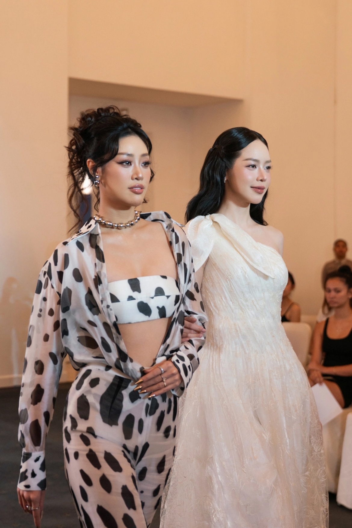 Hoa hậu Khánh Vân gọi mình và Thanh Thủy là “chú rể - cô dâu” khi cả hai catwalk thị phạm tại buổi casting của NTK Đỗ Long.