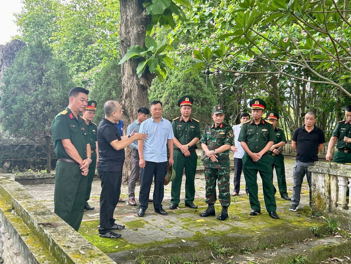 Bộ Chỉ huy quân sự Thái Nguyên và lãnh đạo xã Phủ Thông khảo sát các hạng mục trước khi tiến hành dự án tôn tạo