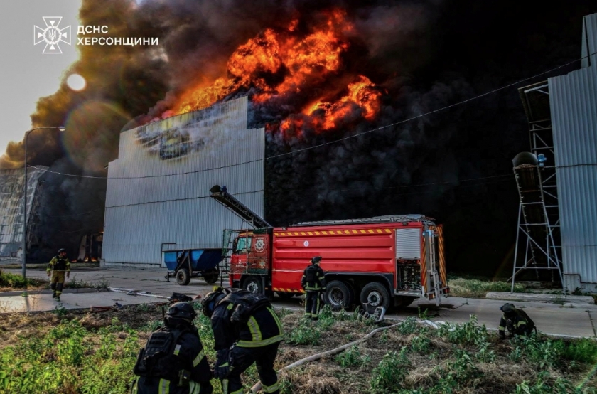 Một địa điểm tại thị trấn Chornobaivka, vùng Kherson, Ukraine trúng tên lửa của Nga trong cuộc tấn công ngày 4/7. Ảnh: Reuters