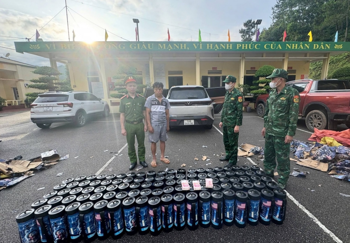 Đối tượng Tằng Dảu Thống và tang vật là 100 bình chứa “khí cười” (N2O).