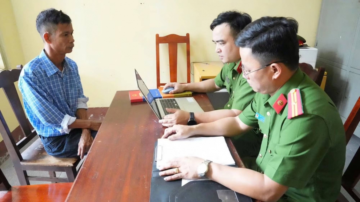 Cơ quan CSĐT Công an tỉnh Phú Thọ lấy lời khai đối tượng Bùi Văn Trường.