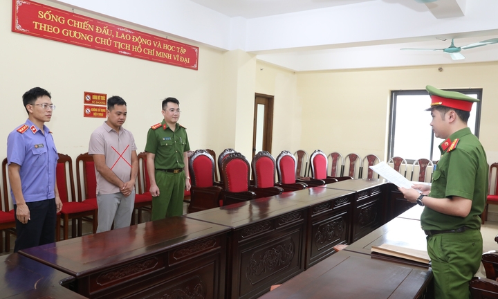 Cơ quan CSĐT Công an tỉnh Sơn La thi hành cách lệnh tố tụng với Nguyễn Mạnh Cường. Ảnh: CACC