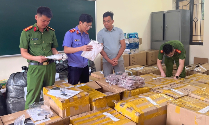 Các lực lượng chức năng tiến hành kiểm tra số hàng hóa Nguyễn Mạnh Cường làm giả. Ảnh: CACC