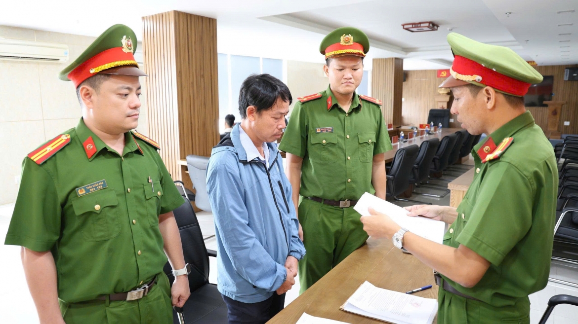 Cơ quan chức năng  thi hành Lệnh bắt bị can để tạm giam đối với Nguyễn Văn Chương